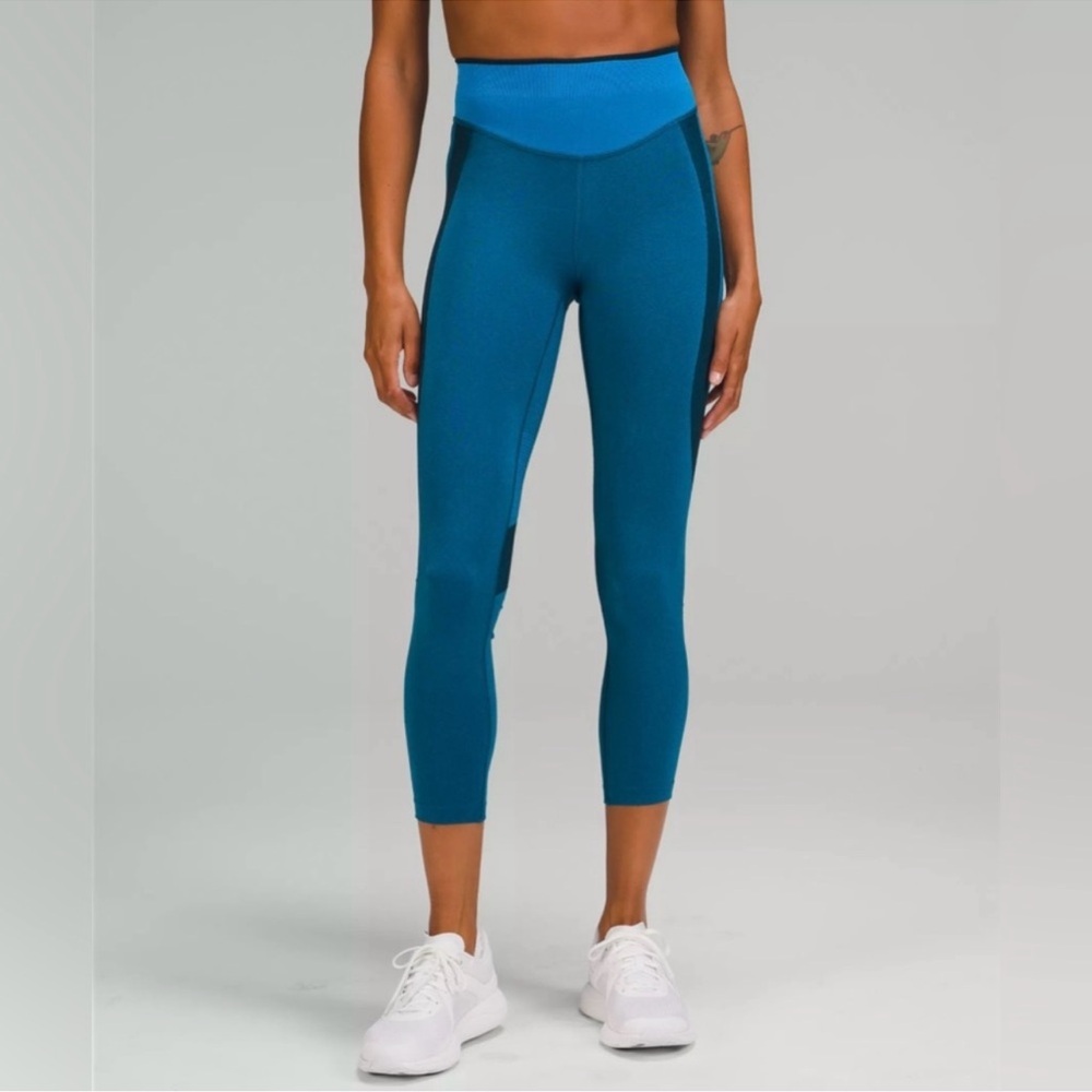 Lululemon Seamless Mesh High-Rise Training Tight Legging 25" Poolside
Blue Sz 8